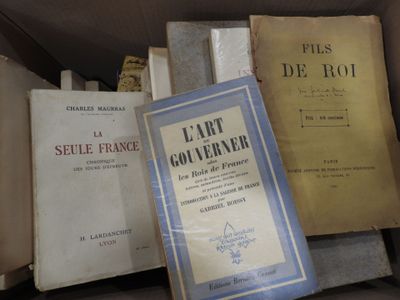 plusieurs livres sont empilés dans une boîte