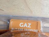 un sac de pain posé sur une table à côté d'un sac de pain