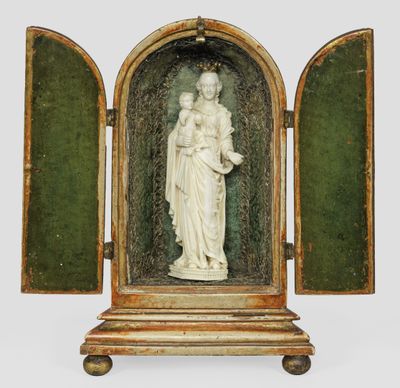 une image représentant une statue d'une femme tenant un enfant dans un coffret vert