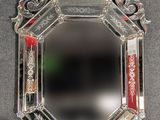 un miroir posé sur une table