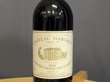 une bouteille de vin posée sur une table en bois