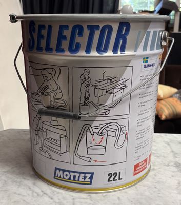 une image représentant un seau de peinture posé sur une table