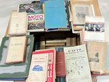 une pile de vieux livres posés sur une table