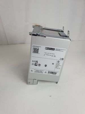 un gros plan d'un petit appareil électronique posé sur une surface blanche