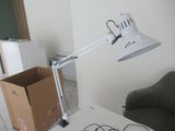 une lampe posée sur une table à côté d'une chaise