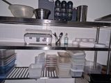 de nombreux récipients et boîtes sur les étagères de la cuisine