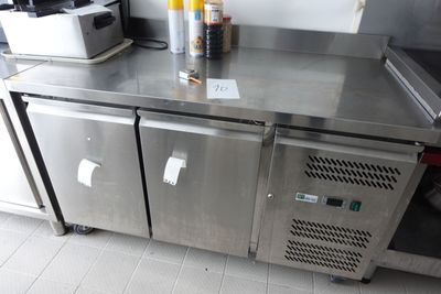 un comptoir en acier inoxydable dans une cuisine commerciale