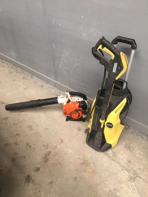un nettoyeur haute pression et un souffleur jaunes et noirs posés par terre