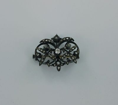 Broche or sertie de roses (environ 0,50 carat).