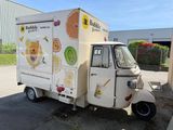 un petit food truck garé sur le bord de la route