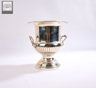 un vase en argent posé sur une table
