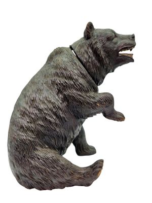 une statue représentant un ours assis sur ses pattes arrière