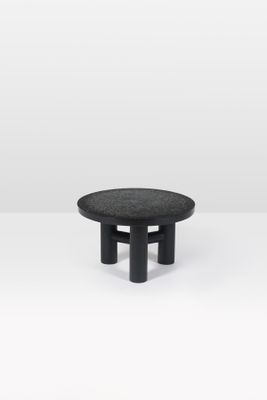 une table basse noire avec un plateau noir et des pieds noirs