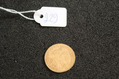 un gros plan d'une pièce de monnaie posée sur une surface noire, avec une étiquette de prix