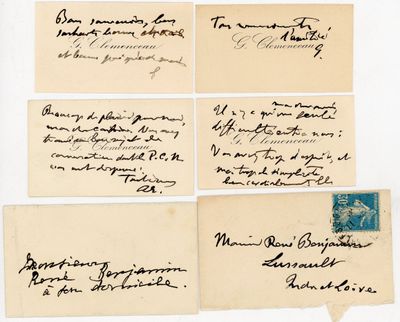 gros plan d'une feuille de papier sur laquelle on peut lire une écriture manuscrite