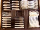 de nombreuses fourchettes et cuillères dans une boîte en bois