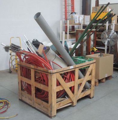 une caisse en bois remplie d'objets divers dans un garage