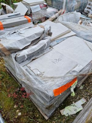 un grand nombre de cartons posés sur le sol