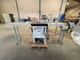 une machine placée au milieu d'une pièce