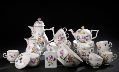 de nombreux types de tasses et soucoupes pour le thé et le café