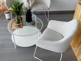 deux chaises et une table basse dans une pièce