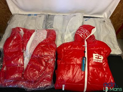 une veste rouge et un gilet rouge dans une valise