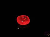 gros plan d'un diamant rouge sur une surface noire