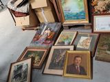beaucoup de photos encadrées par terre dans un magasin