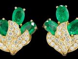 une image d'une paire de boucles d'oreilles en émeraude et diamant