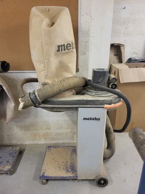 une machine posée sur une table dans une pièce