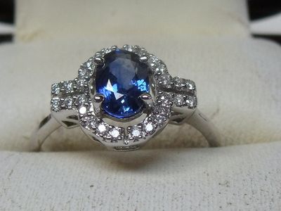 une image d'une bague en saphir bleu et diamant