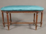 un vieux banc en bois sur lequel est posé un coussin bleu