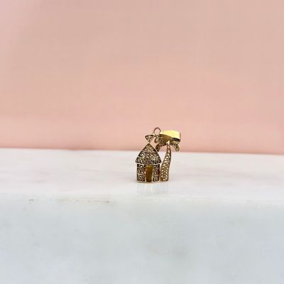 une paire de boucles d'oreilles en or posée sur une surface en marbre blanc