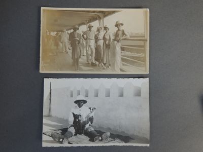 deux vieilles photos en noir et blanc représentant des personnes et un chien