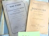 deux livres et une feuille de papier posés sur une table