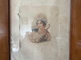 tableau représentant une femme portant un chapeau orné d'une plume, dans un cadre en bois