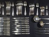 beaucoup de cuillères et de fourchettes en argent sur la table