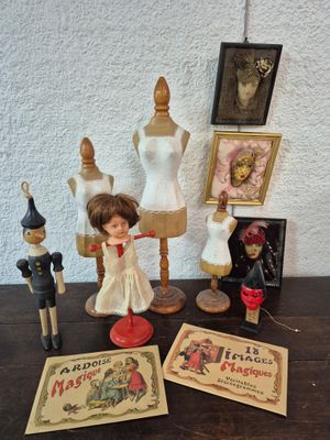 une table sur laquelle sont posées des poupées et des photos