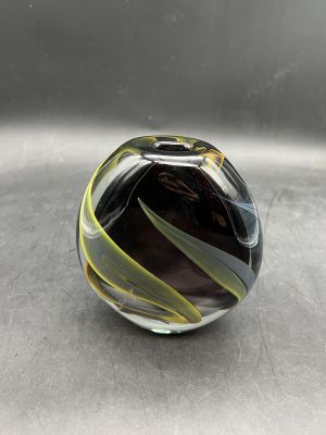 un gros plan d'une boule de verre posée sur une table