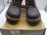 une boîte sur laquelle est posée une paire de bottes marron