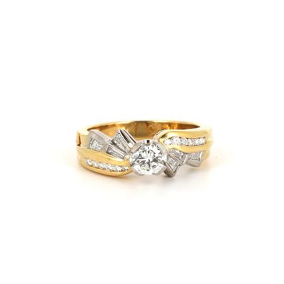 gros plan d'une bague en diamant sur fond blanc