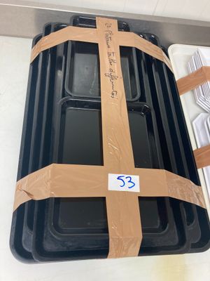 un récipient en plastique muni d'une étiquette en carton