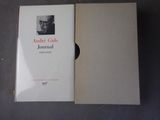 un livre ouvert dont la couverture représente un homme