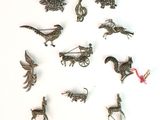 de nombreuses figurines d'animaux de toutes sortes sur un fond blanc