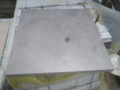un tas de parpaings posé sur un tas de palettes