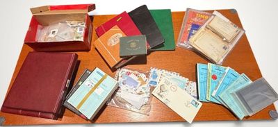une table sur laquelle sont posés de nombreux livres et cartes