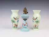 deux vases posés l'un à côté de l'autre sur une table