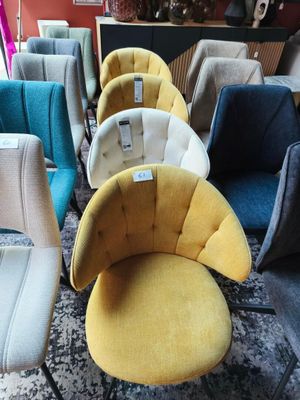 un grand nombre de chaises alignées dans une pièce