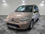 une voiture beige garée sur un sol à damier