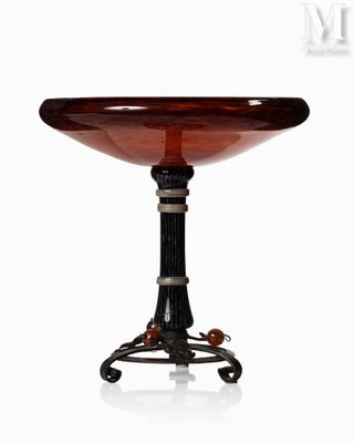 une image représentant une table sur laquelle est posé un saladier en verre